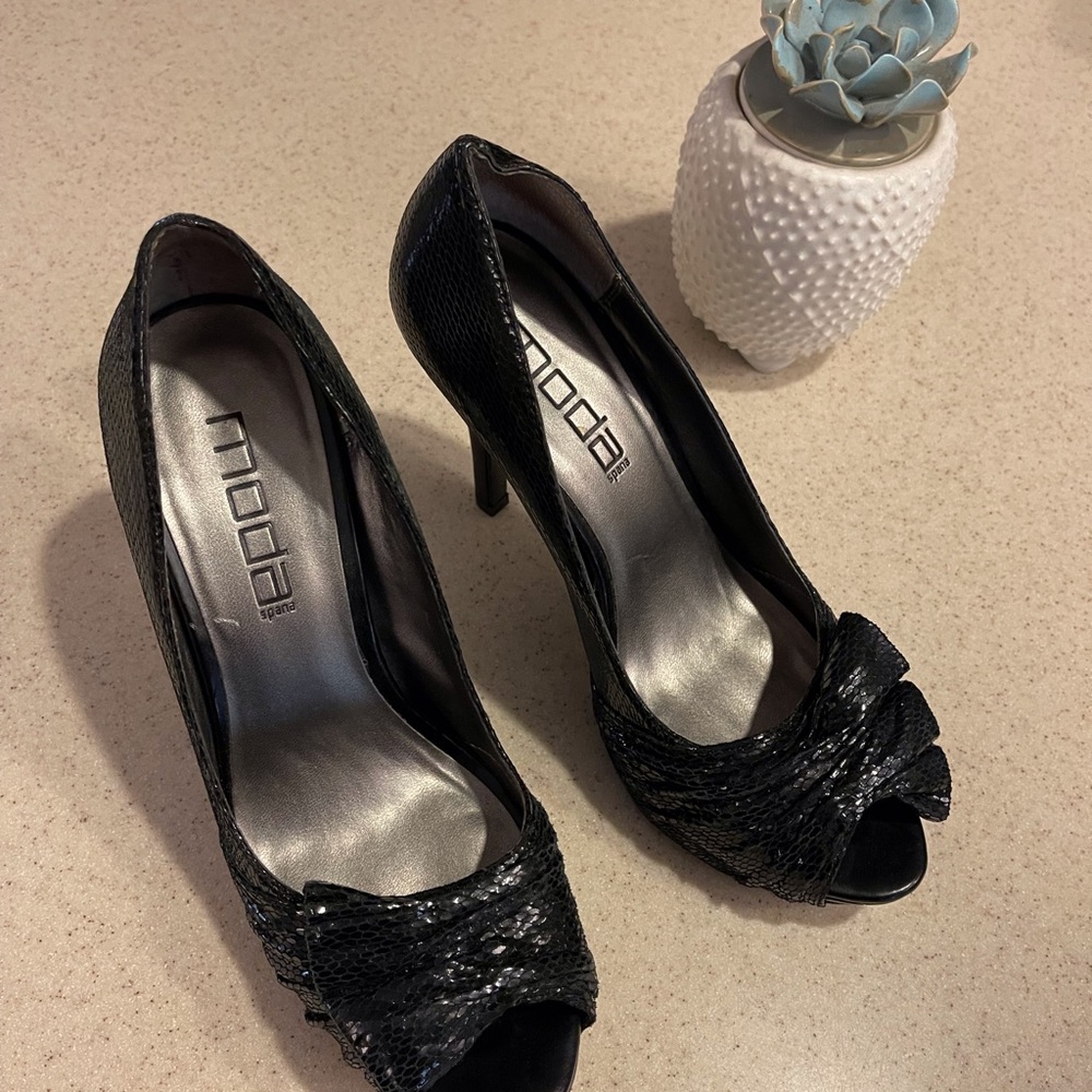 Moda Spana 7M Black platform peer-toe Snake skin print.